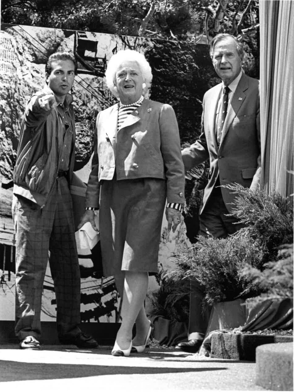Bushes visit Mount Rushmore (3).jpg